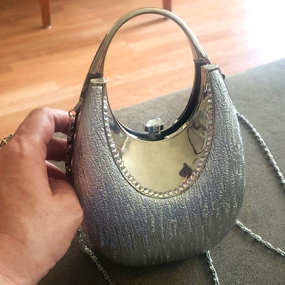 na Handbags - Beautiful silver purse w/detachable chain strap